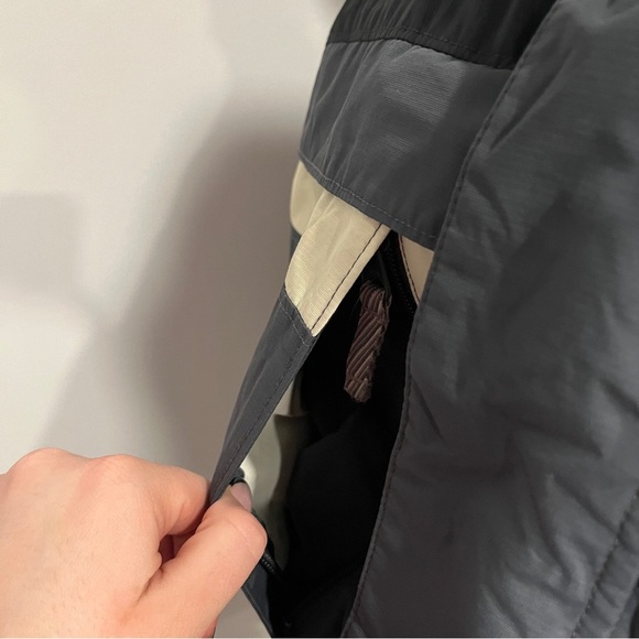 Columbia Hooded Black and Gray Ski/Snowboard Jacket with Reflective Strips - Picture 4 of 9